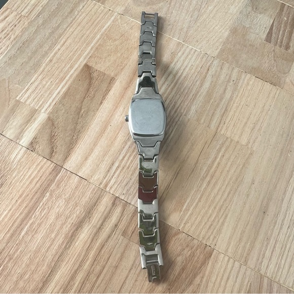 Roxy quicksilver ladies pink dial silver tone watch NEW BATTERY - Picture 9 of 11